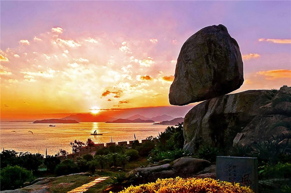这块巨石叫做东山风动石,位于福建省漳州市东山岛,是此地标志性景观2.