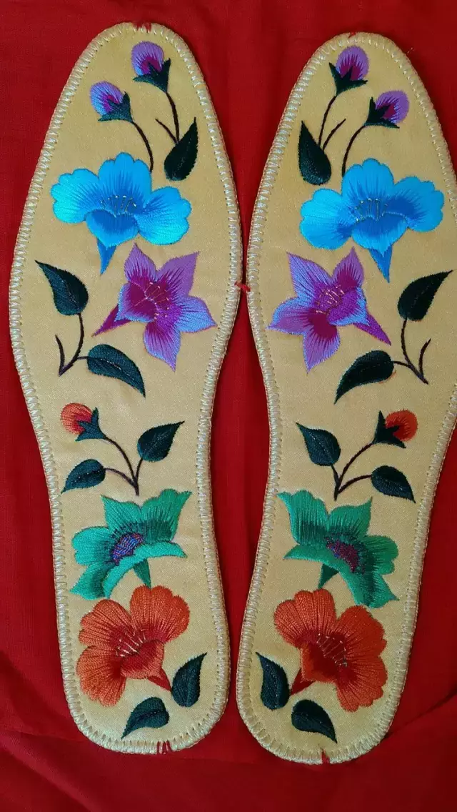 鸳鸯戏莲腾云驾雾喷火焰其实,传统的手工刺绣鞋垫主要以花鸟虫鱼图案