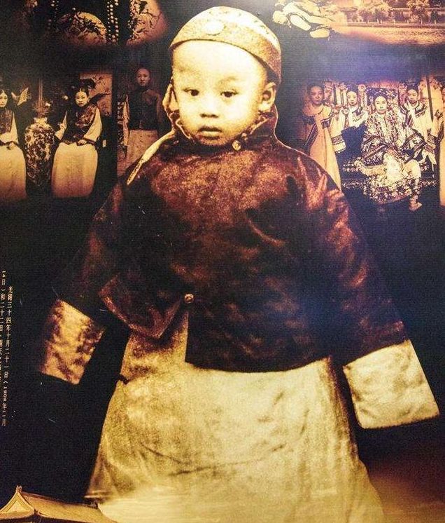 溥儀為何沒生育能力？都是被宮女所害，婉容知道后非常心痛