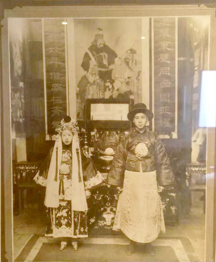 此张照片自2002年现世后,一直在网上流传,只要一搜索"冥婚","阴婚"