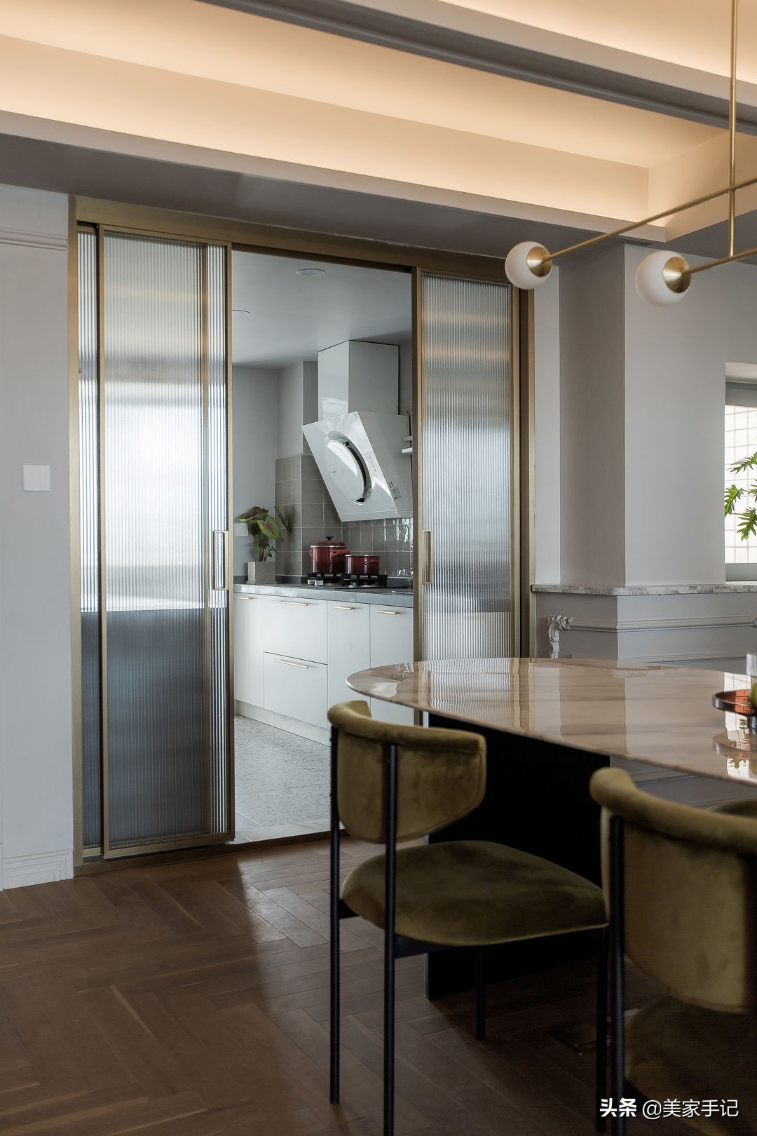 成都夫妻家中的高级场面：凭一个楼梯就圈粉无数，职住一体太爽了