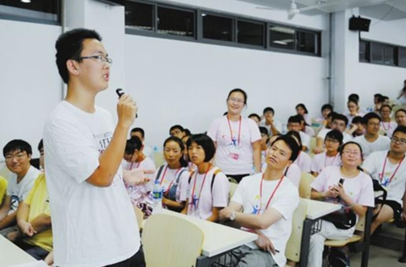 女状元高考658分，港大承诺72万奖学金，选择复读为哪般？