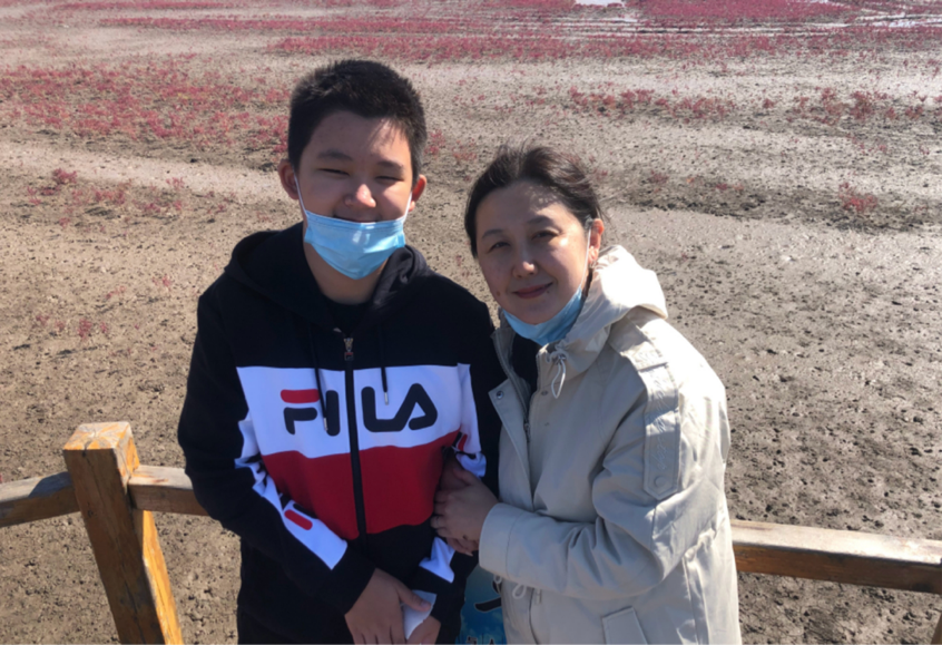 寇振海全家近照曝光，12歲兒子身高驚人，小21歲嬌妻十分顯老