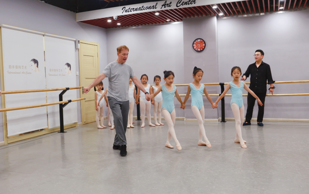 沈阳儿童版《天鹅湖》即将上演，美国知名编导排演，最小舞者才四岁