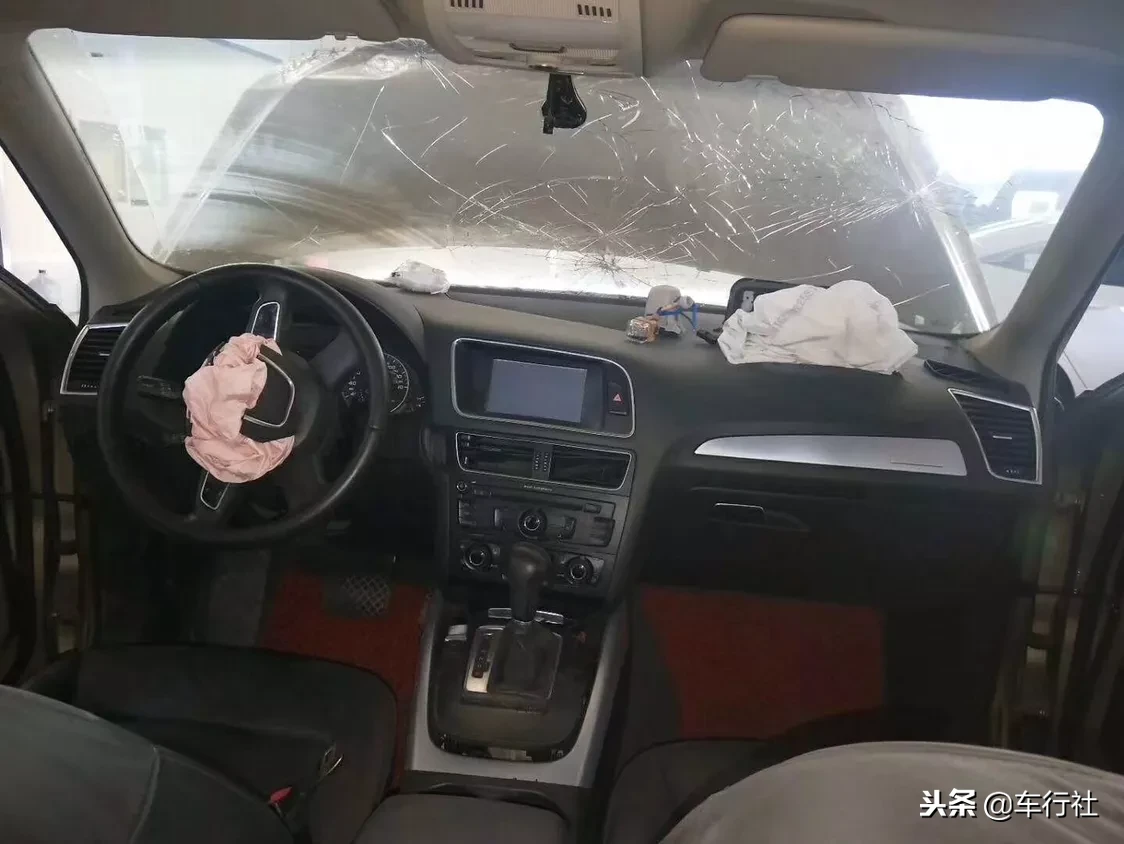 奥迪配件很贵吗,撞成这样的老Q5修起来多少钱?修和拆哪个划算