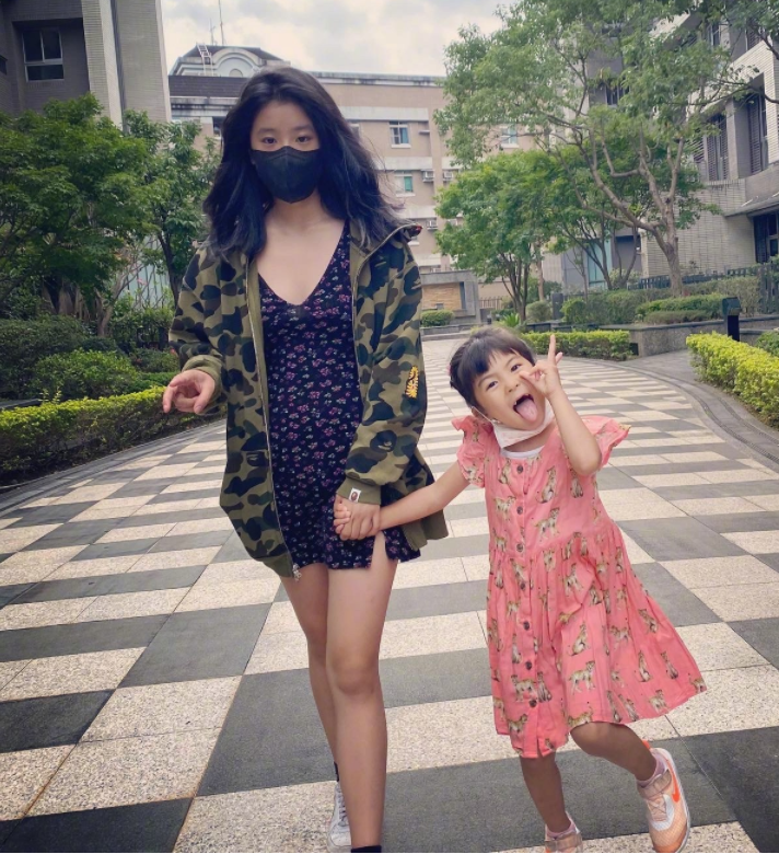 贾静雯晒三个女儿，咘咘最美，波妞女汉子，16岁梧桐妹打扮显成熟