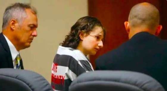 美国“残障女”联合男友杀害亲生母亲，得手后：那个婊子死了