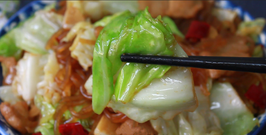 炒粉条时，最忌直接下锅炒，教你一招，不粘锅还不坨，筋道好吃