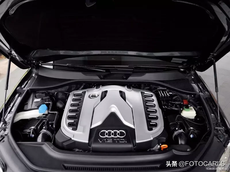 奥迪Q7 V12柴油版实拍,当年售价257万,这货能拖动一辆飞机