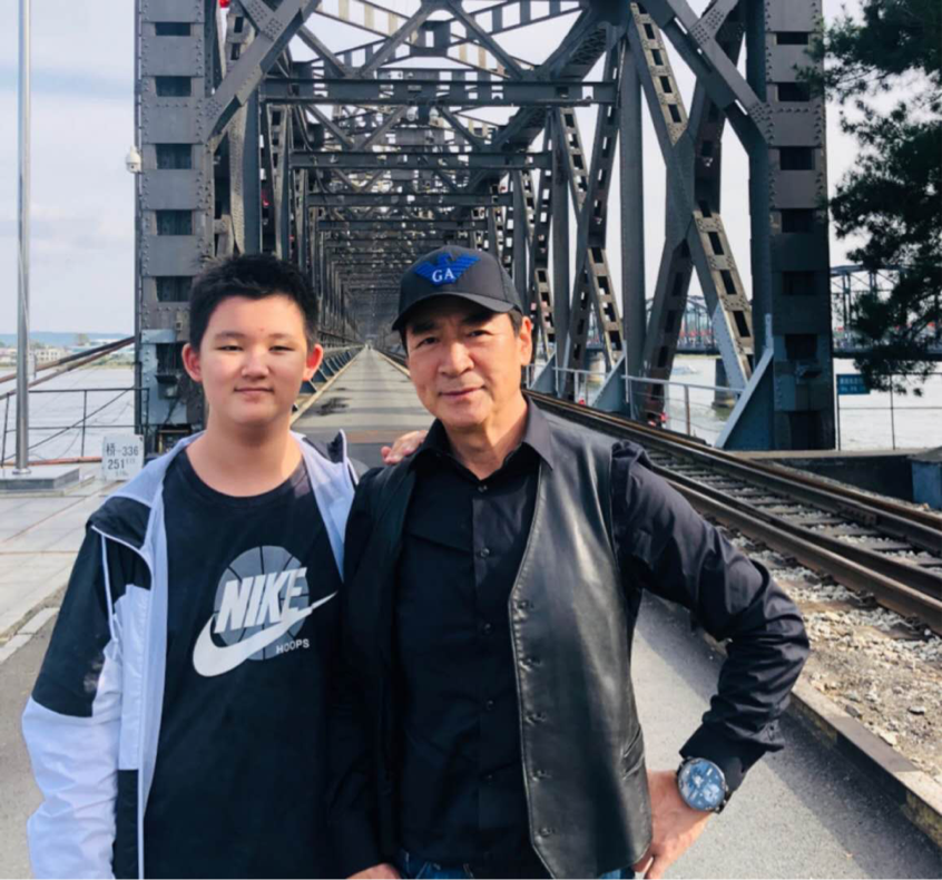 寇振海全家近照曝光，12歲兒子身高驚人，小21歲嬌妻十分顯老