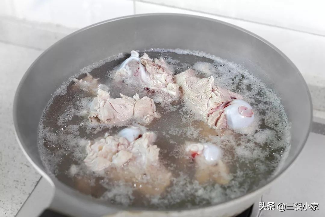 炖骨汤，酒店大厨教你诀窍，牢记三招，汤白肉香，不腥不腻还营养