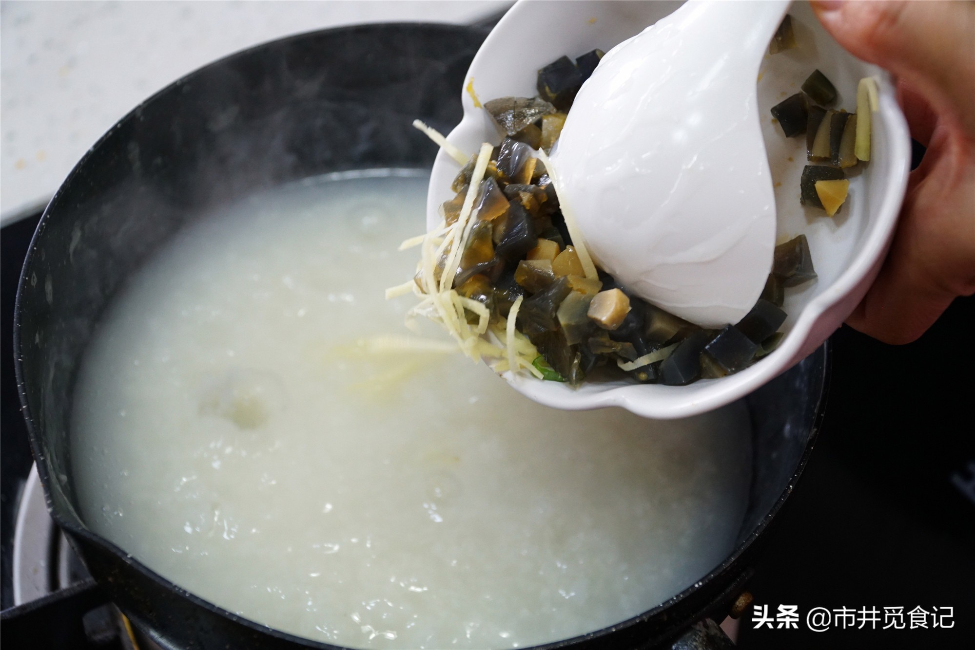 皮蛋瘦肉粥，早餐店用了十几年的老做法，早学早会，不腥香的很