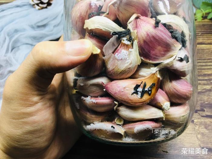 教你一种保存大蒜的好方法，一年不会发芽枯萎，简单方便