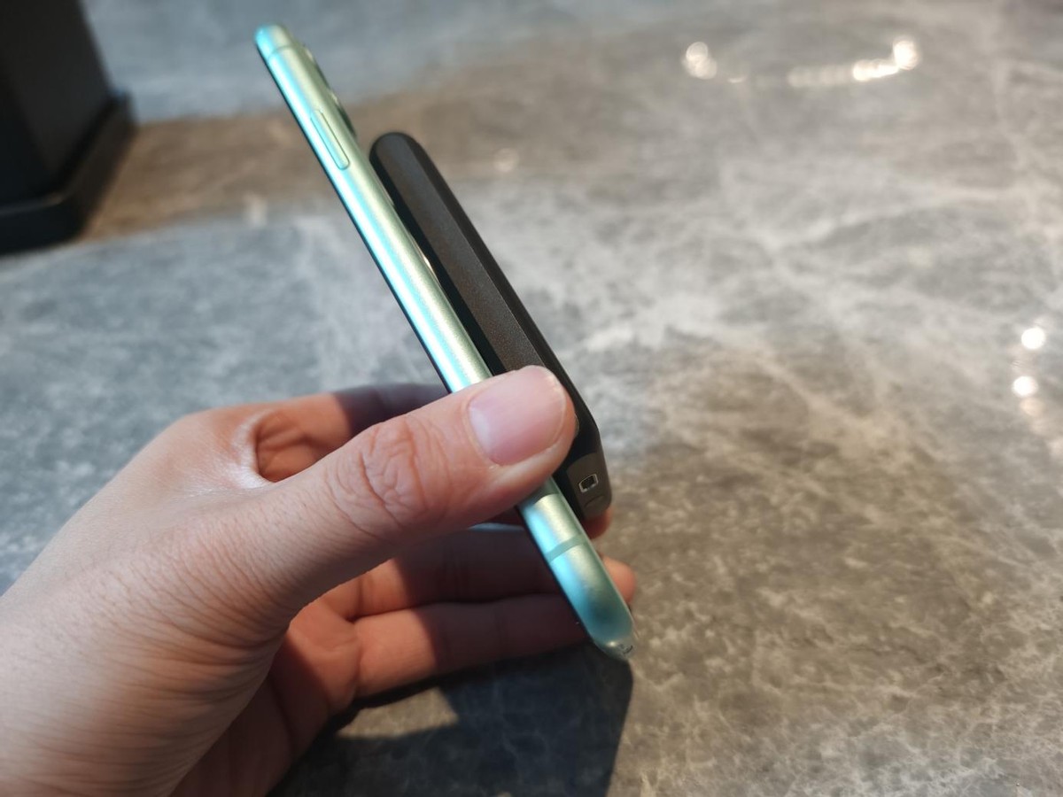 Aohi Magcube W4000磁吸充电宝，解决电量低下问题的不二法宝