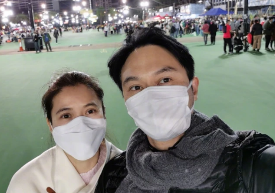 袁咏仪逛街被偶遇，买完包不忘给老公张智霖买衣服，好甜蜜