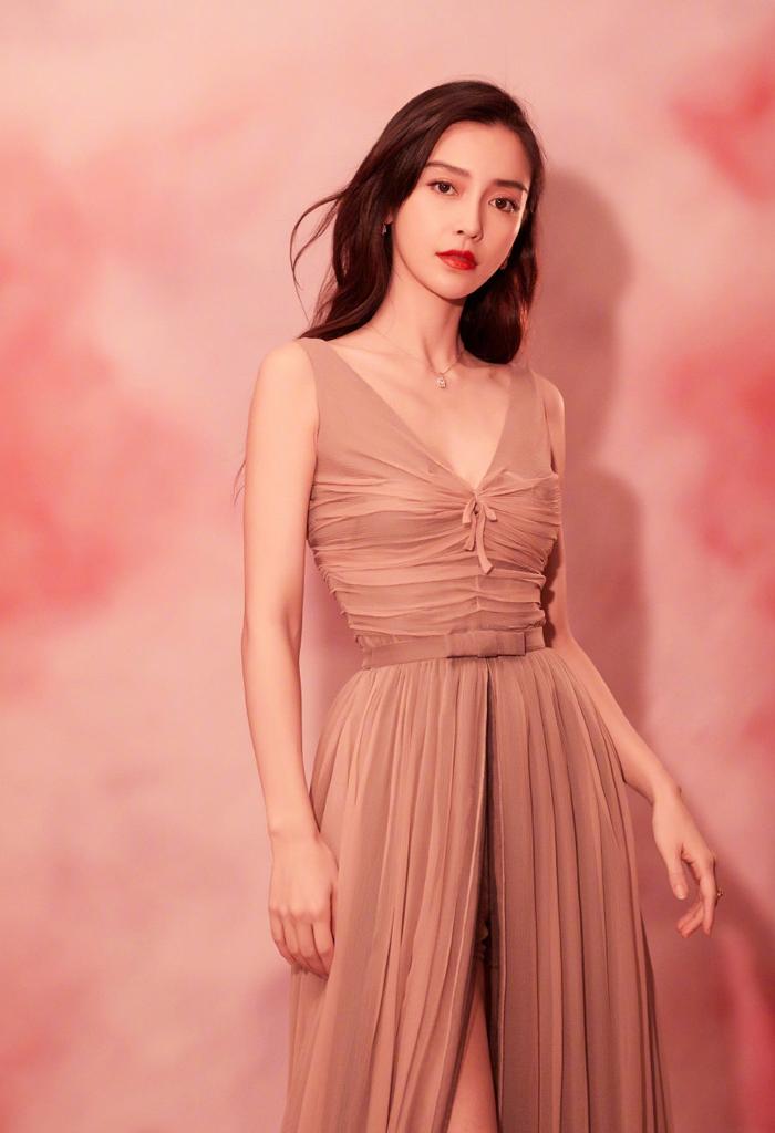 它才是今秋最显白的流行色！陈数杨紫早就穿上了，时髦优雅又减龄