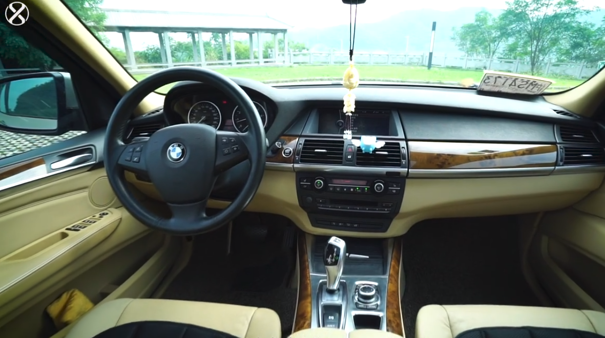 大众途锐pk宝马X5：手握20万选择哪台SUV？