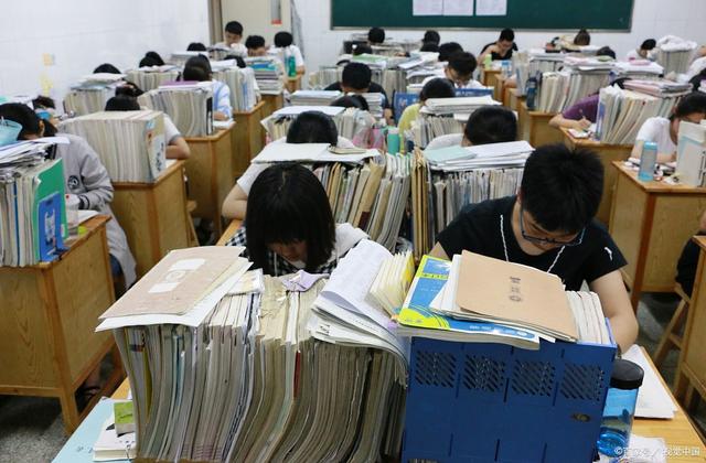 全国乙卷高考语文新变化，文言文阅读的选材让人意外，作文有回归