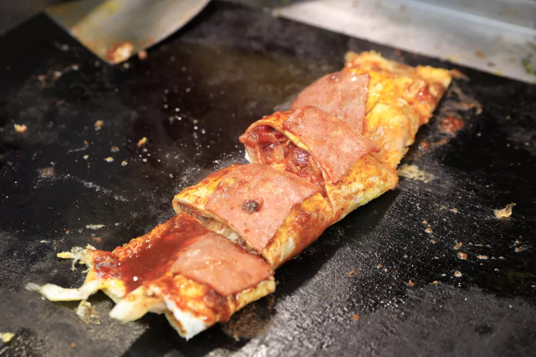 尤其是路边的那种烤冷面小吃车,食材在铁板上伴随着炫酷的操作发出