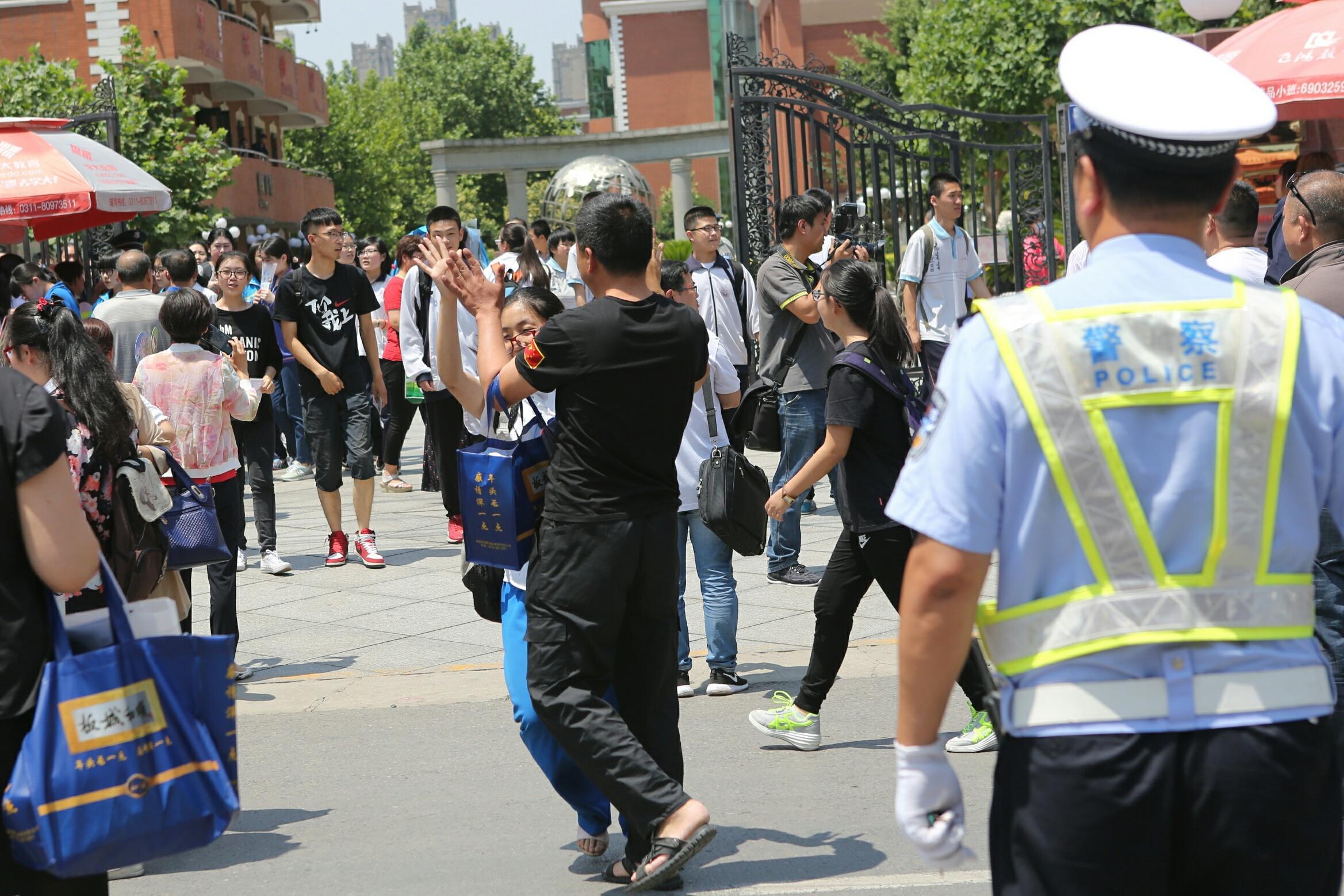 中高考当天要不要全程陪考？一些家长很纠结，聪明的家长却这么做