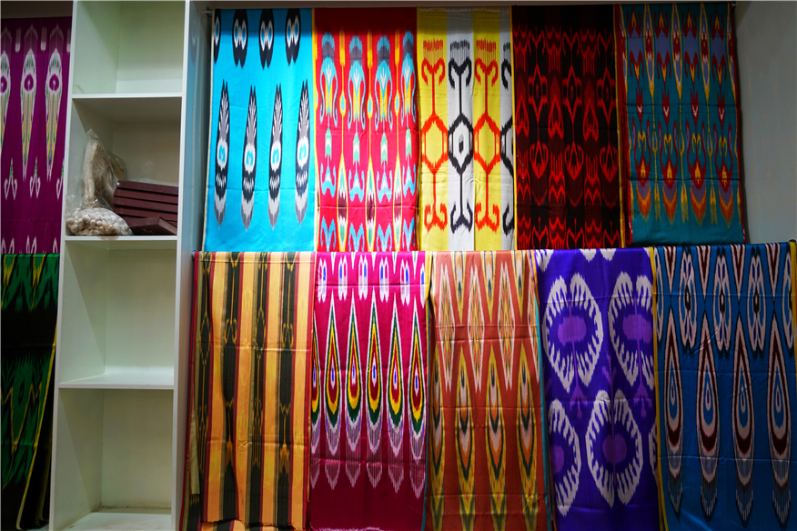 新疆旅行最值得买的伴手礼，桑蚕丝做的围巾只要几十块
