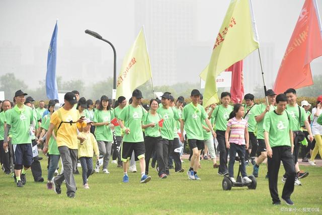 广州一高校惊现“黑丝运动媛”，大学穿衣自由，但公众场合要得体
