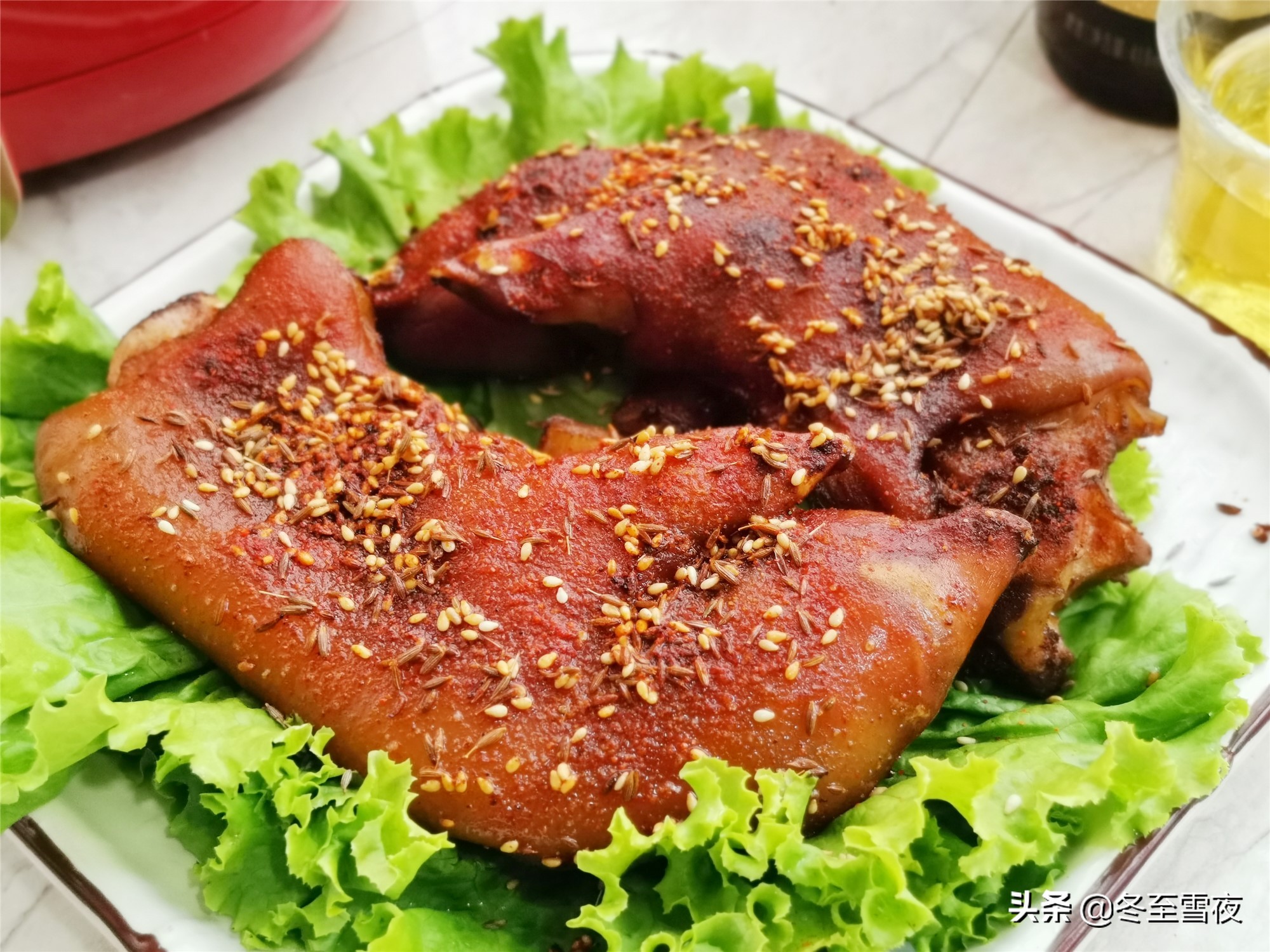 烧烤店几十块钱一盘的烤猪蹄,不用烤箱也能在家做,香辣软糯