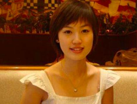 马蓉：家境优越颇具才气，写得一手好字，21岁做记者时改变了命运