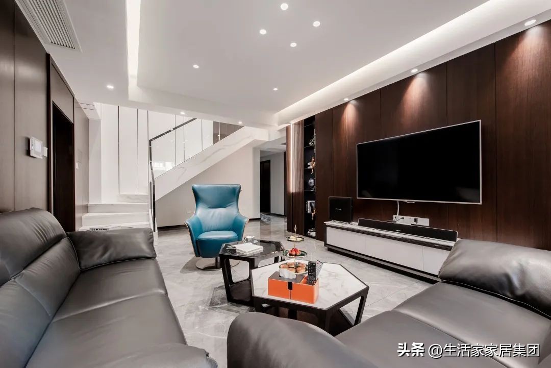 150㎡跃层四室，现代风装修很简约，大理石、胡桃木奏响空间序曲