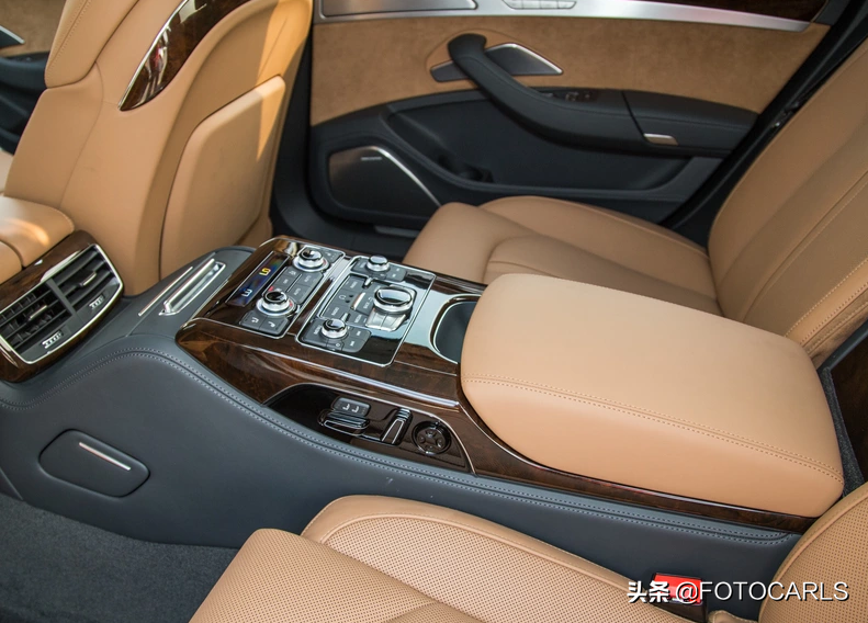 W12版奥迪A8L实拍，最迷人的前脸大灯，比同年奔驰S600L更阔气