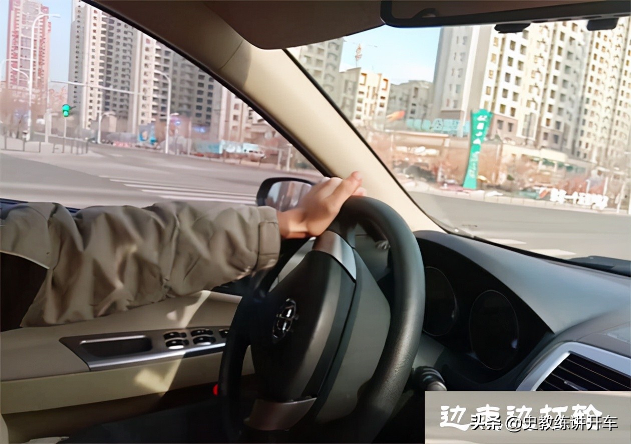三种不同路况下，新手司机右转弯，如何判断打轮时机？