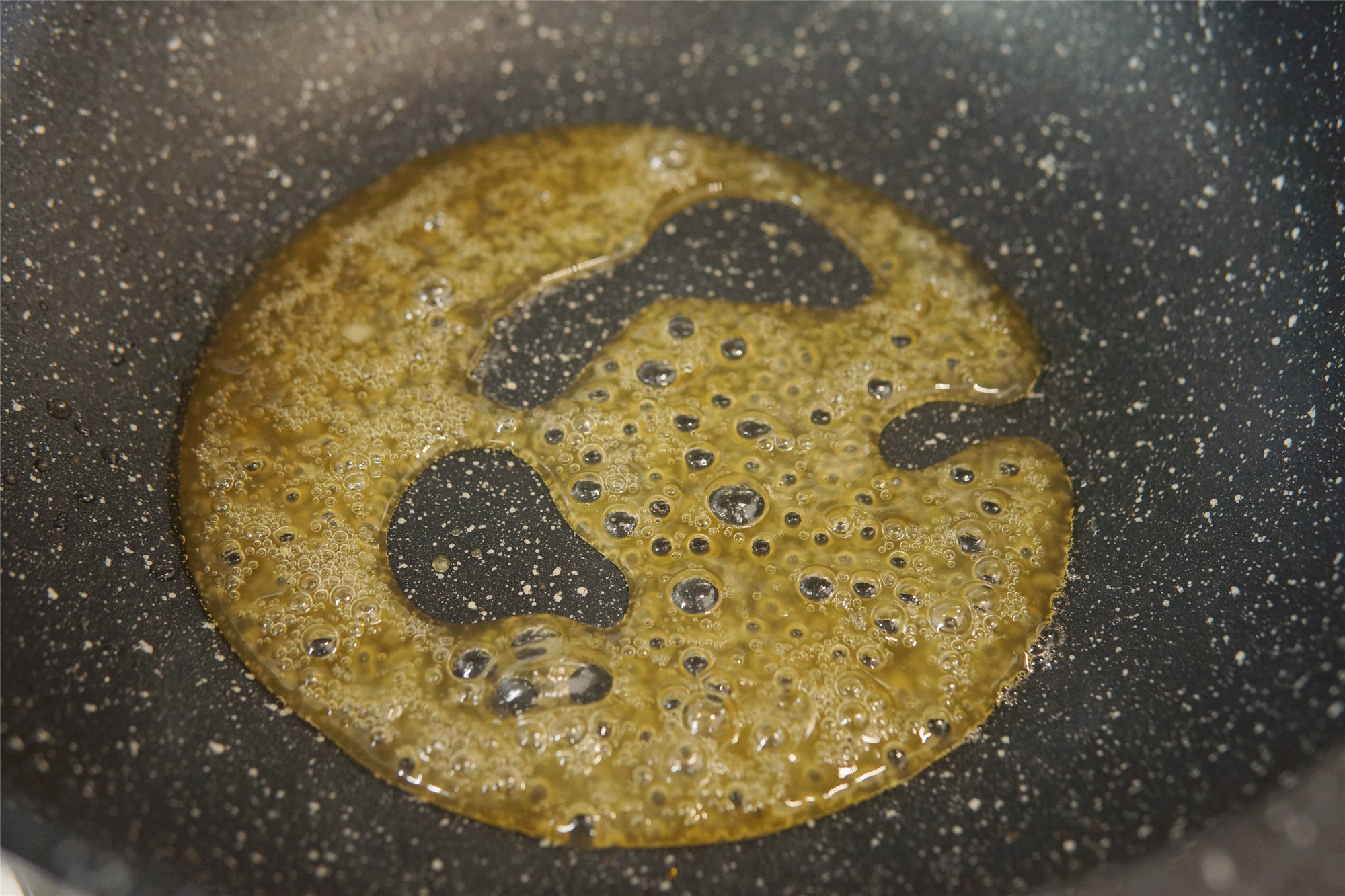 炒糖色，用油炒还是用水炒？教你认识糖色的4个阶段，红亮不发苦