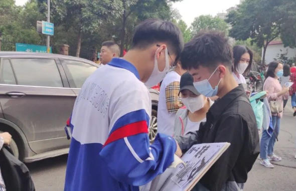 考生高考成绩不到500分，被武汉一所211大学录取，很多人不看好