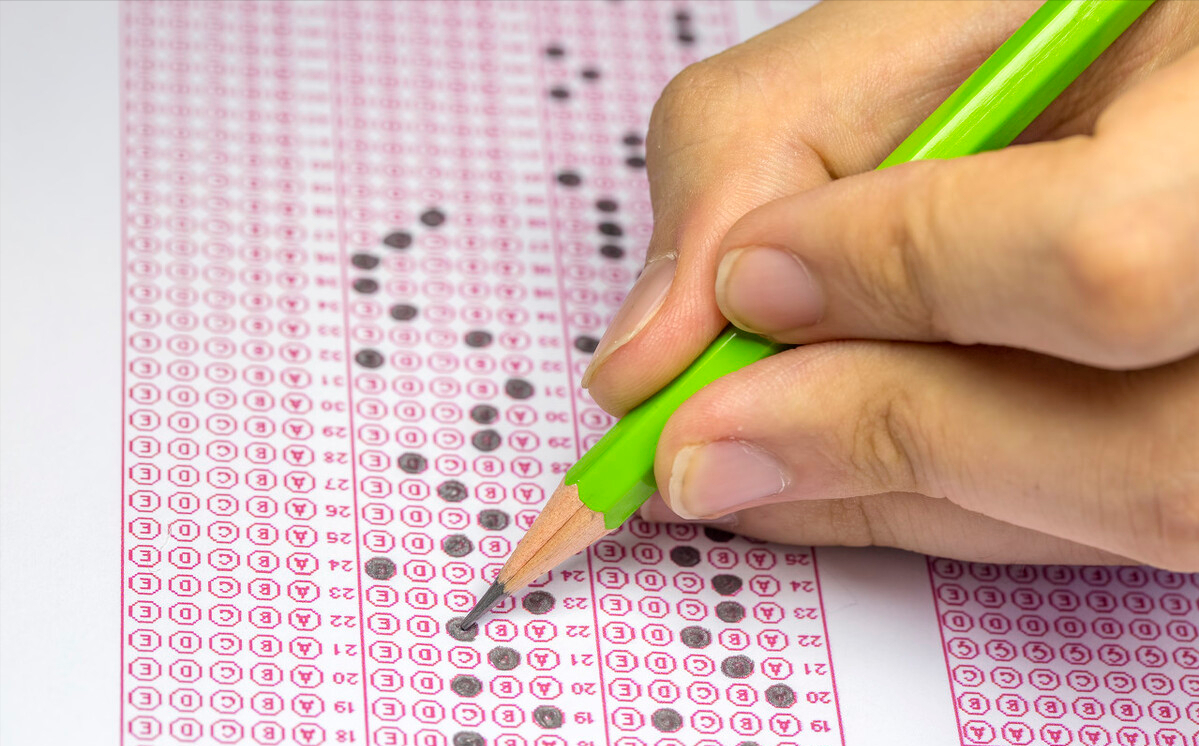 84岁大爷高考估分630，成绩公布后惨遭打脸，网友却一脸感动