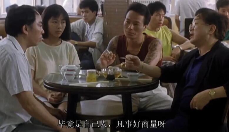 在这部1988年的老电影中，袁洁莹演女学生，林正英演警察