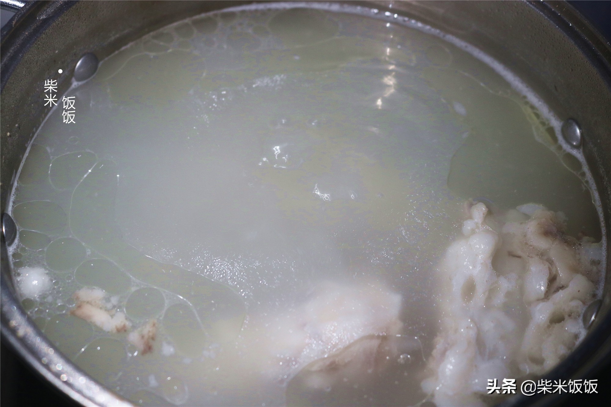 天冷了，炖一锅羊肉汤暖暖身，做法很简单，鲜香无腥味