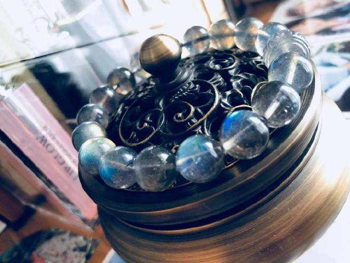 拉长石（灰月光石）和月光石哪个贵？