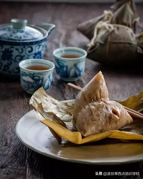 三月，捧茶听花落，食糕享春光~