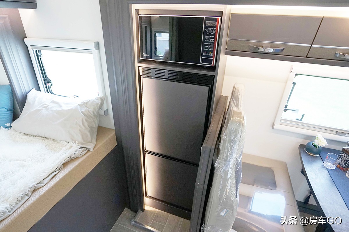 白鲸仿生学大空间房车，1000Ah锂电实现空调自由，标配烘干洗衣机