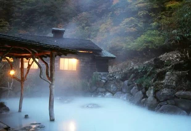 经过48个温泉日本气泡，我进入了一个秘密汤