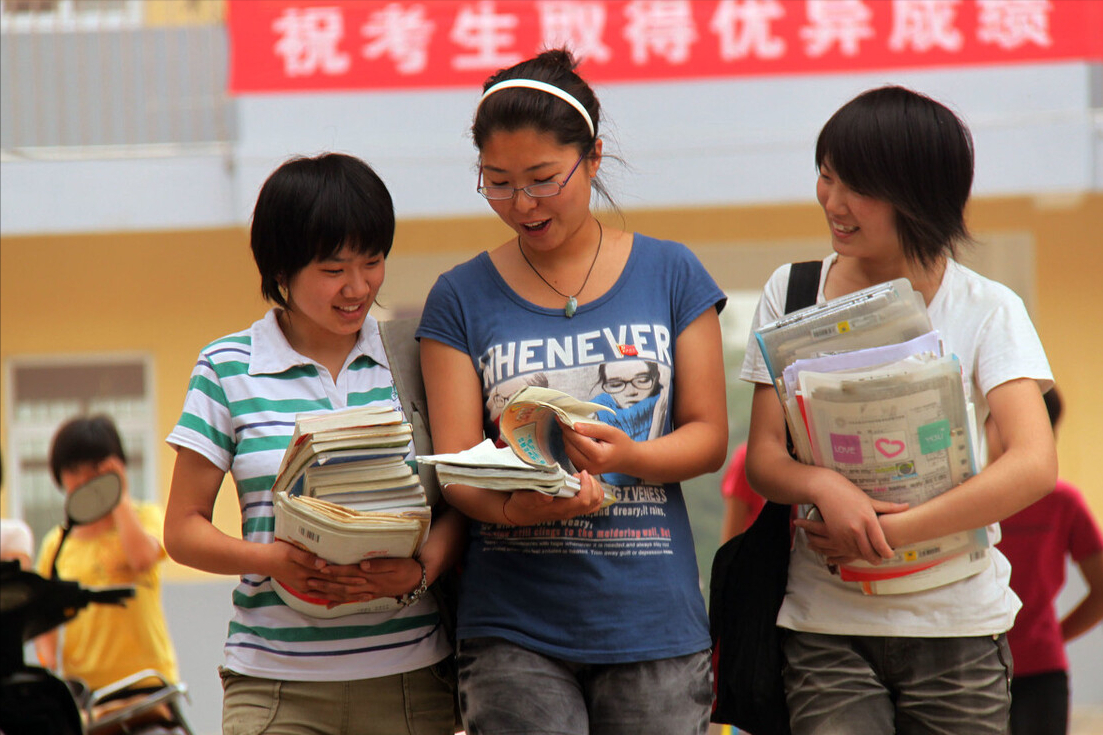 大学入团好入吗（大学生入党又添）