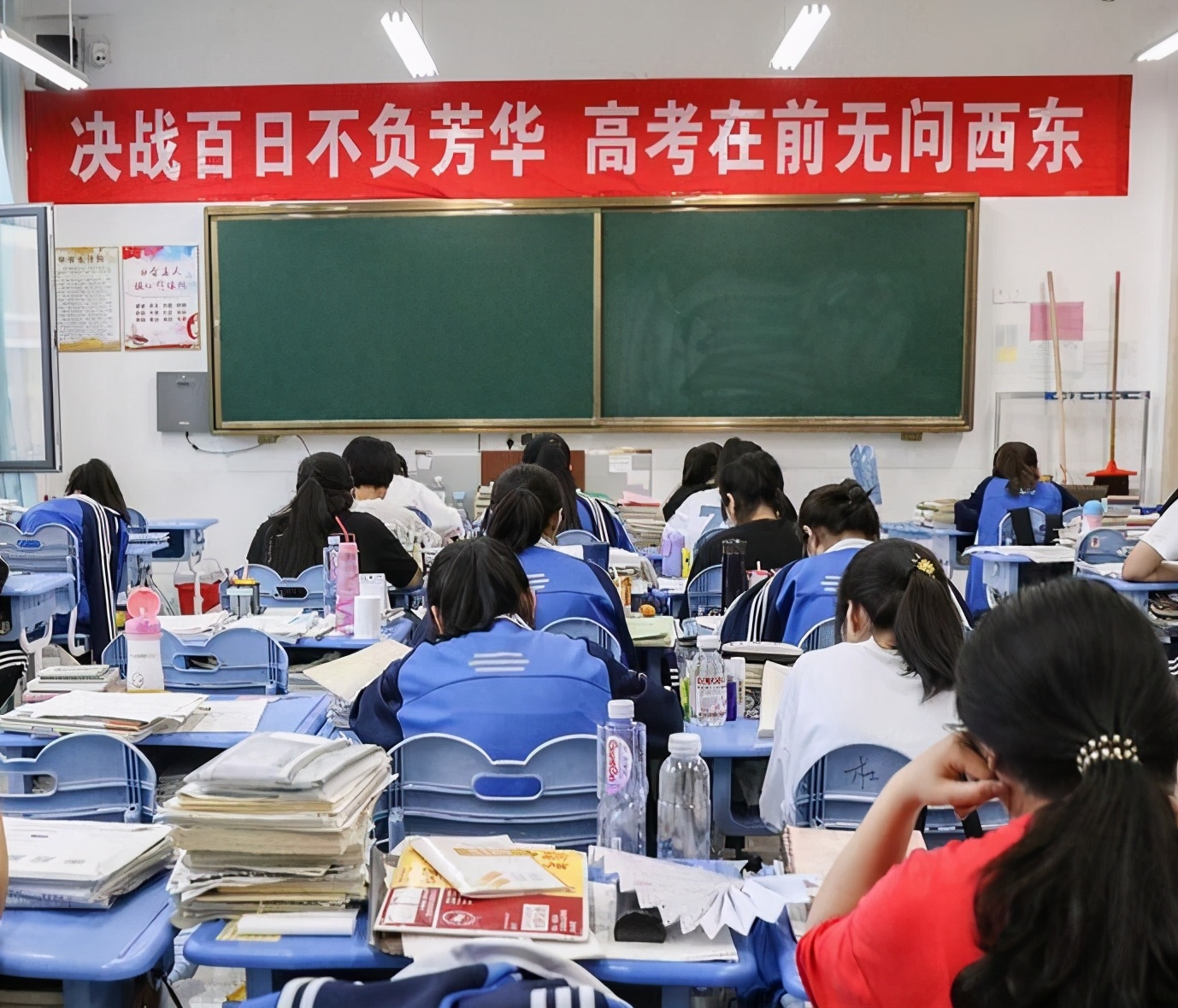 他高考以674分考上清华，采访中痛哭，父亲每天挑200担沙供他念书