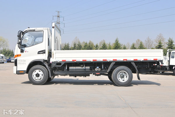 18米单排栏板轻卡;装配2071mm宽体驾驶室;搭载云内动力d30tcie1发动机