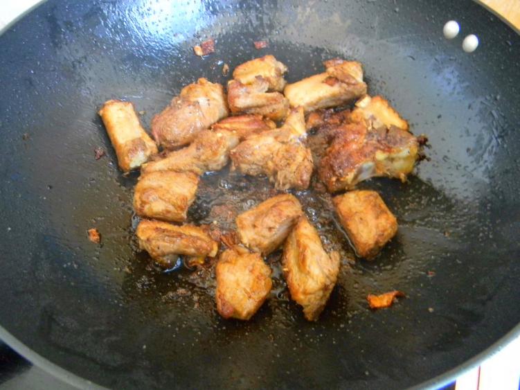 干锅排骨怎么做（十分钟速成味美特下饭的干锅排骨）