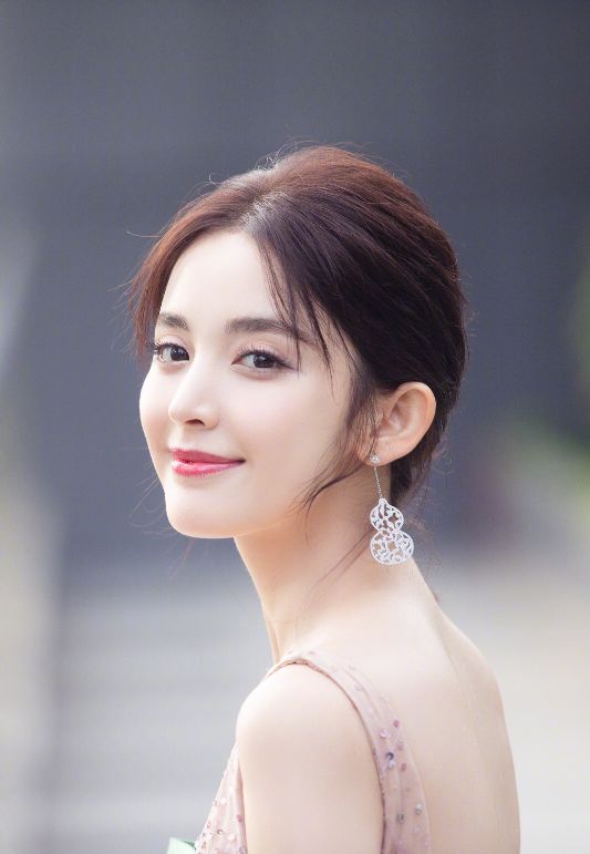 “笨美人”古力娜扎的黑红往事：和她背后的4个渣男