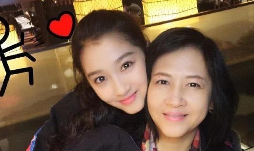 原以为关晓彤妈妈够优雅了，看到她奶奶后，这才是真正的大家闺秀