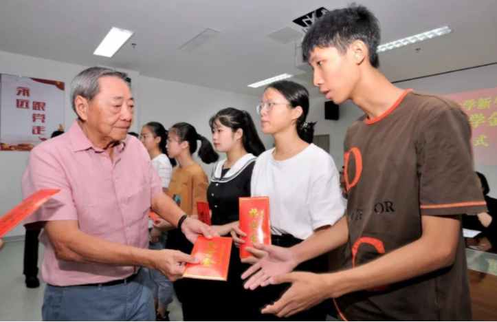 大学里拿奖学金意义非凡，金钱奖励只是冰山一角，提前了解不吃亏