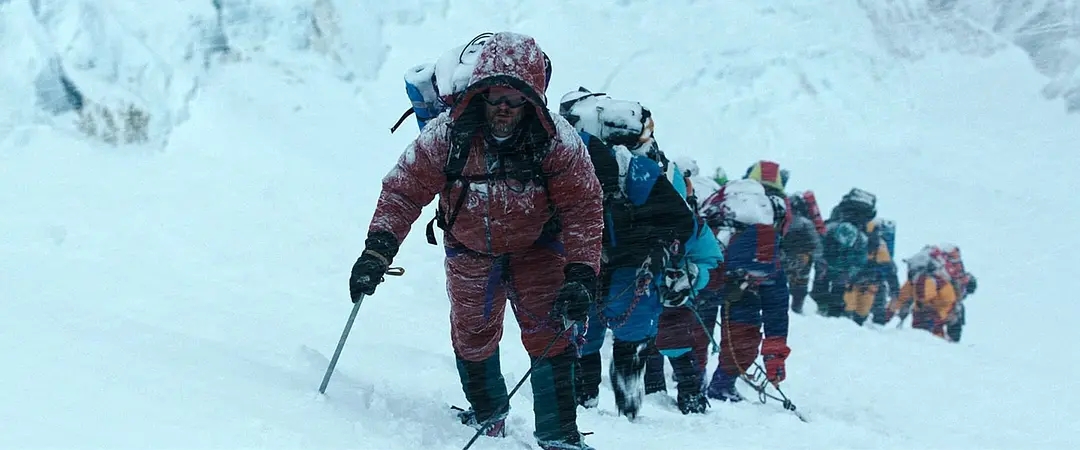 《绝命海拔》：31人登山8人遇难，再现96年登顶珠峰的困境与突围