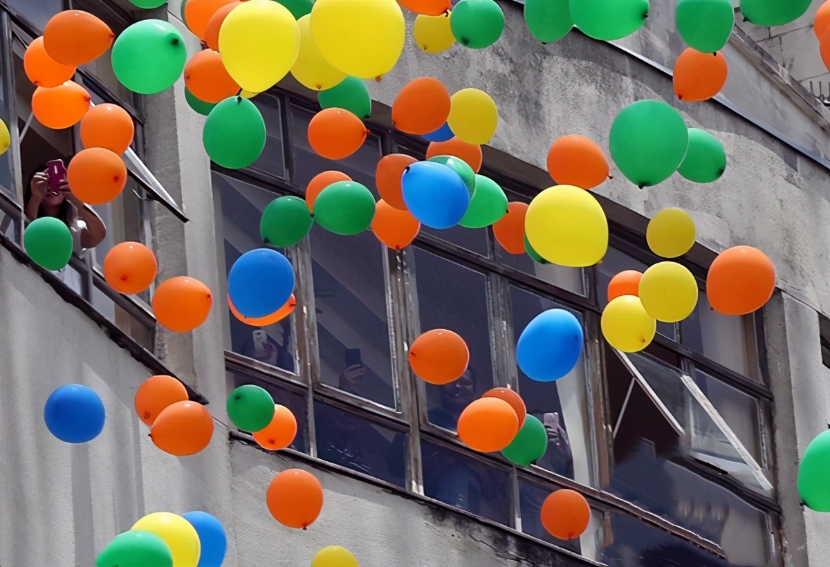 氢气球图片(美国人34年前) - 赤虎壹号