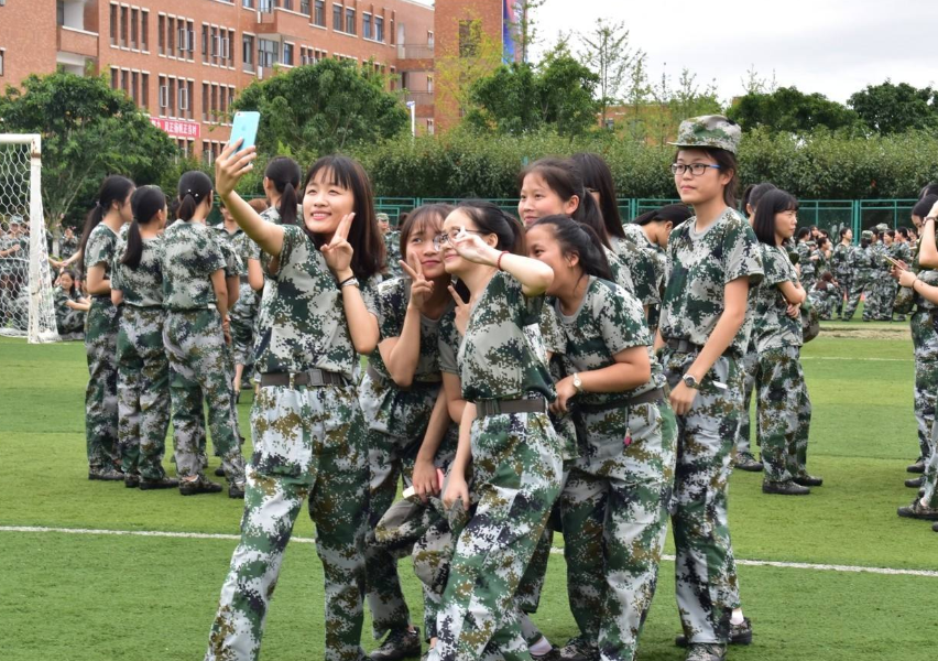 大一新生开学，军训需要带这4样东西，别说学姐没提醒你